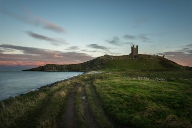 Embleton Bay ve Dunstanburgh Kalesi Northumberland Uk