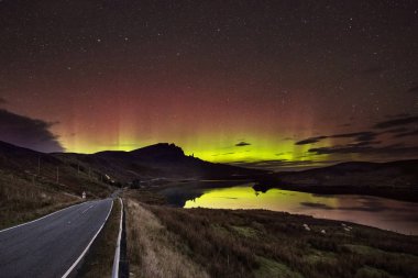 Isle of Skye Storr yaşlı adam üzerinden Kuzey ışıkları