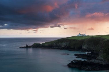 Kertenkele noktası deniz feneri Cornwall altında ateşli bir gün batımı