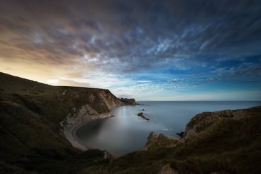 Ay doğar gibi adam O savaş Cove, Durdle kapı, Lulworth Dorset Coast üzerinde ek iş