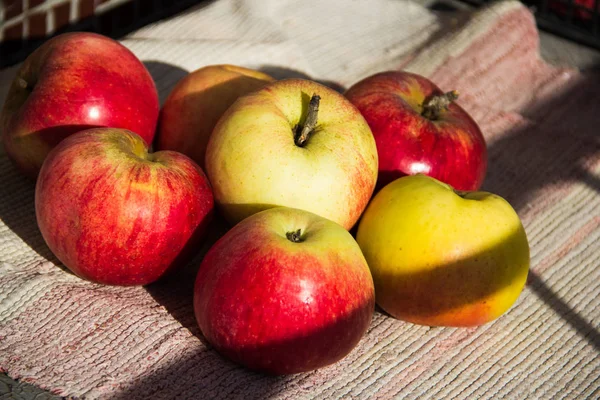 Pommes rustiques naturelles sont sur la table . — Photo