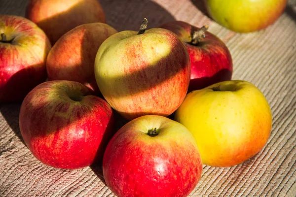 Pommes rustiques naturelles sont sur la table — Photo