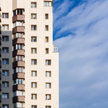 GRODNO, BELARUS - 08.20, 2019 - çok katlı bina gökyüzüne karşı.