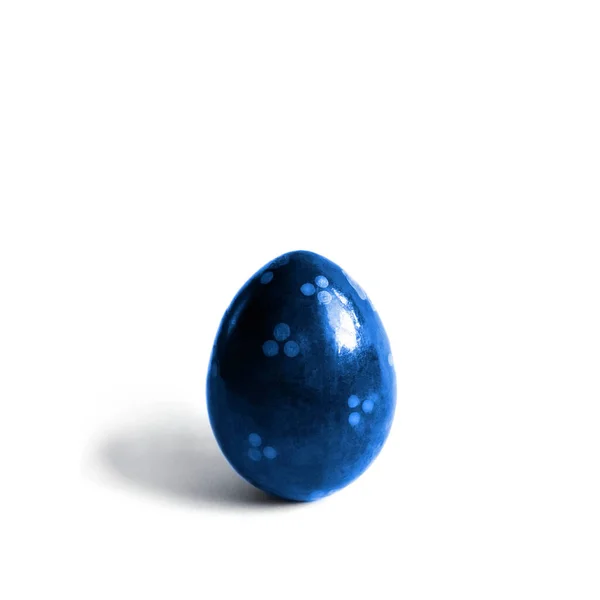 Ein Blaues Osterei Auf Weißem Hintergrund — Stockfoto