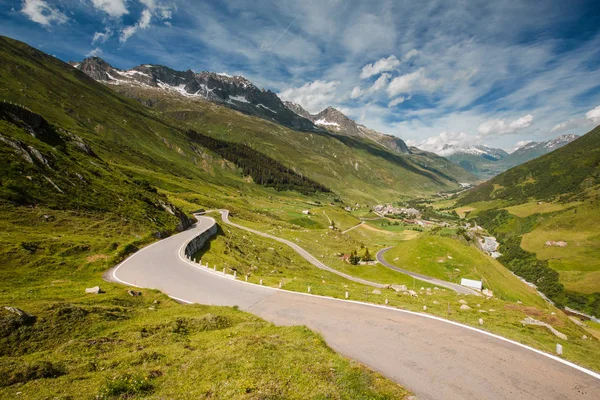 Vue de la route depuis le col de Furka, ville de Realp ci-dessous — Photo