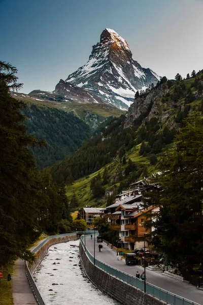 Zermatt şehir ve Matterhorn günbatımı fotoğrafı — Stok fotoğraf