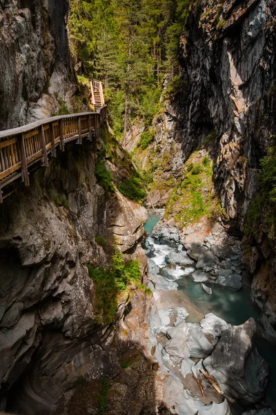 Verticale schot van pad in Gorner Gorge met rivier — Stockfoto