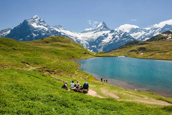 Personas mirando a Bachsee, Alpes, Suiza — Foto de Stock
