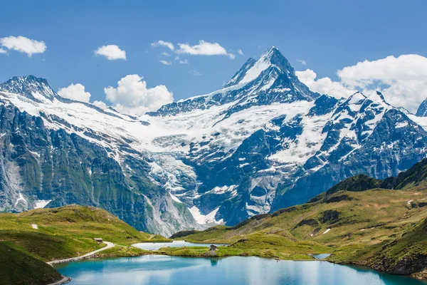 Schreckhorn sobre Bachsee, Alpes, Suiza — Foto de Stock