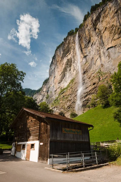 Staubbach Falls ile bina, İsviçre — Stok fotoğraf