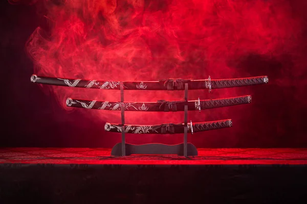Катана Вакидзаси Танто Трибуне Красный Дым Позади — стоковое фото