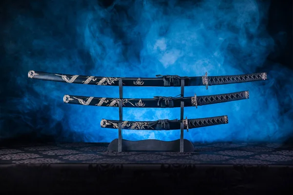 Katana Wakizashi Tanto Uma Banca Fumaça Azul Atrás — Fotografia de Stock