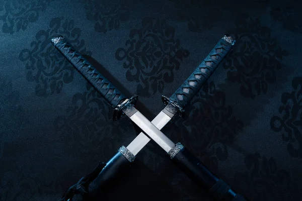 Två Katanas Delvis Dragna Blad Tyg Med Symboler — Stockfoto