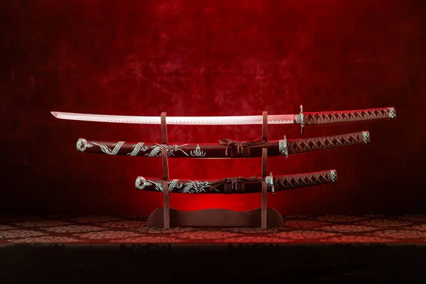 Tres Espadas Soporte Hoja Katana Expuesta Luz Roja Detrás — Foto de Stock