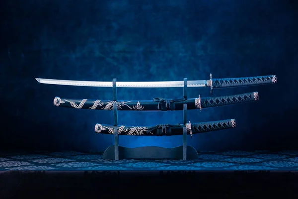 Kürsüde Kılıç Katana Bıçağı Açıkta Arkasında Mavi Işık — Stok fotoğraf