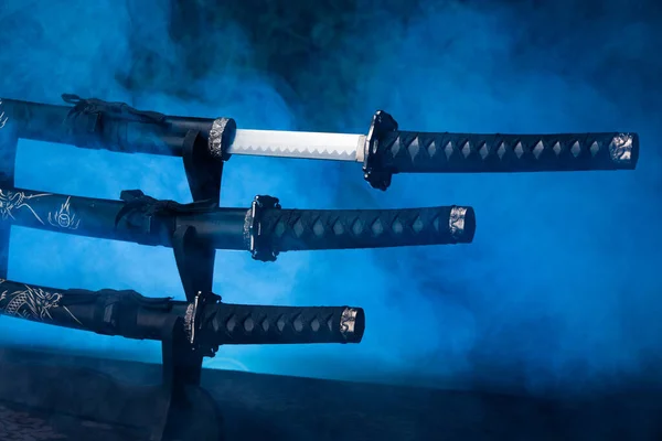 Stå Med Katana Wakizashi Och Tanto Svärd Första Delvis Utsatta — Stockfoto