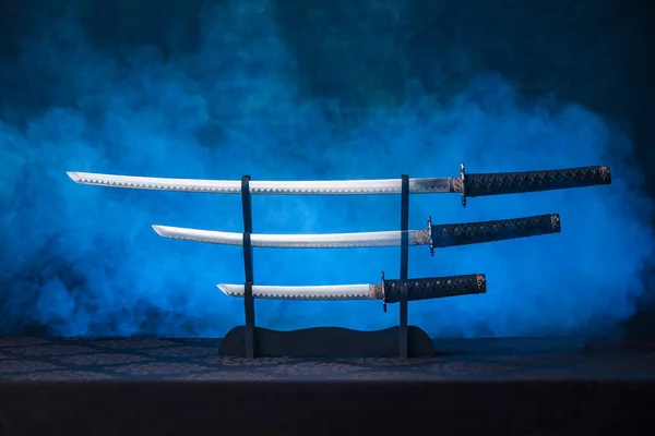 Katana Wakizashi Tanto Soporte Con Hojas Expuestas Humo Azul Detrás —  Fotos de Stock