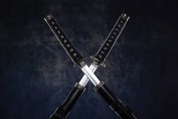 Dos Katanas Cruzadas Con Hojas Parcialmente Dibujadas Sobre Fondo Oscuro — Foto de Stock