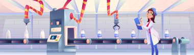 Süt şişeleri robotik kollu fabrika taşıyıcısında.