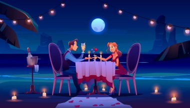 Gece kumsalındaki çift romantik bir akşam yemeği yiyor.