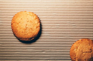 Şekerlenmiş meyve ile bisküvi