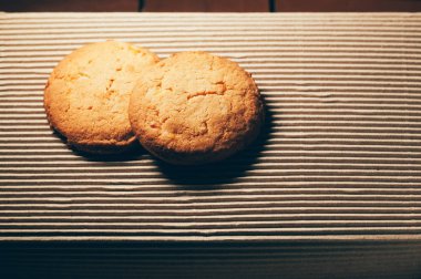 Dokulu bir karton kutu bisküvi