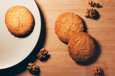Bir tabak ve masa Fındıklı kurabiye