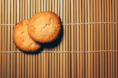 Bambu zemin üzerine tatlı yuvarlak kurabiye