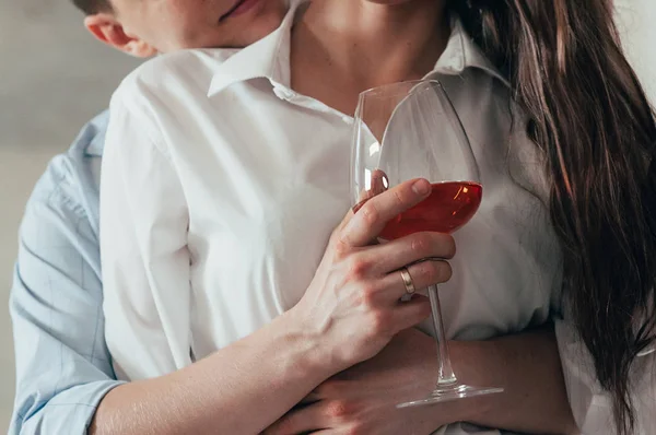 Ett ungt par omfamna och dricka vin — Stockfoto