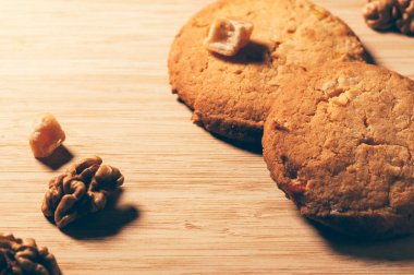 şekerlenmiş meyve ve fındık ile yuvarlak çıtır çıtır tatlı tatlılar