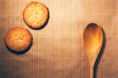 Bambu zemin üzerine bir tahta kaşıkla yuvarlak bisküvi