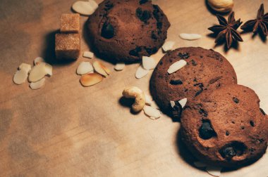 Bir tablo üzerinde çikolata parçaları ile tanımlama