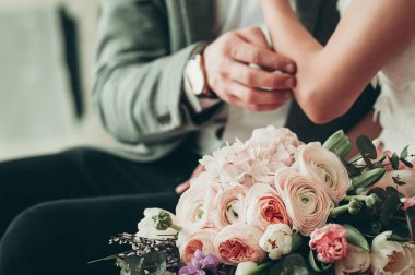 Düğün buketi bulanık gelin ve damat içinde belgili tanımlık geçmiş ile