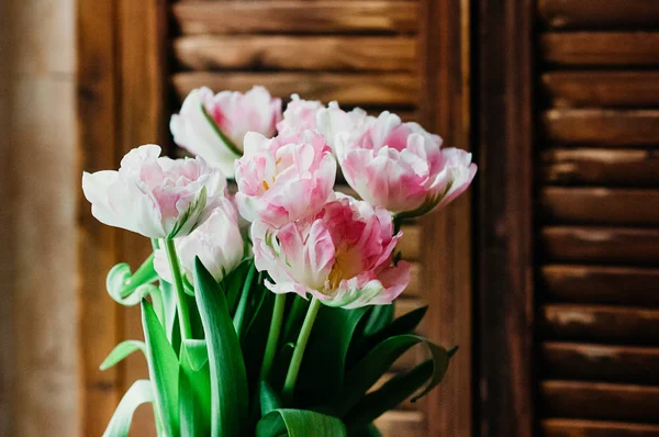 En närbild bild av mjuk fokuserad blombukett, inomhus — Stockfoto