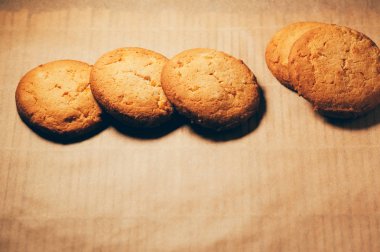 Kağıt arka plan pişirme üzerinde basit bir görünümle yuvarlak bisküvi