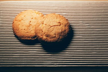 dokulu karton arka plan, basit bir tasarım üzerinde yuvarlak kurabiye, 