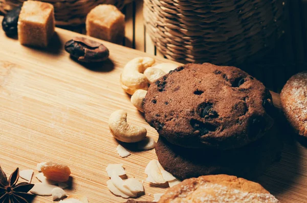 Vista de cerca de las galletas redondas crujientes con nueces y especias en ta — Foto de Stock