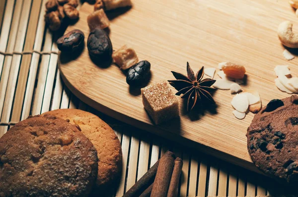 Vista de cerca de las galletas de chocolate crujientes redondas con nueces, cacao — Foto de Stock