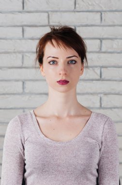 Tarafsız yüz ifadesi, mavi gözlü güzel bir beyaz kız,