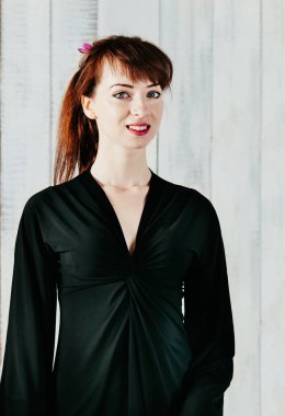 siyah elbiseli, açık renkli bir çok gülümseyen kadın