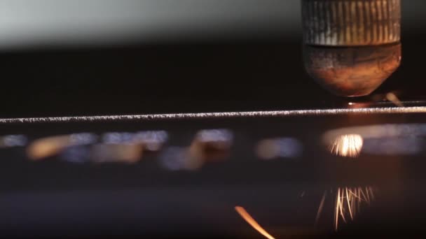 Primo Piano Della Macchina Taglio Laser Cnc Incisione Lamiera Acciaio — Video Stock