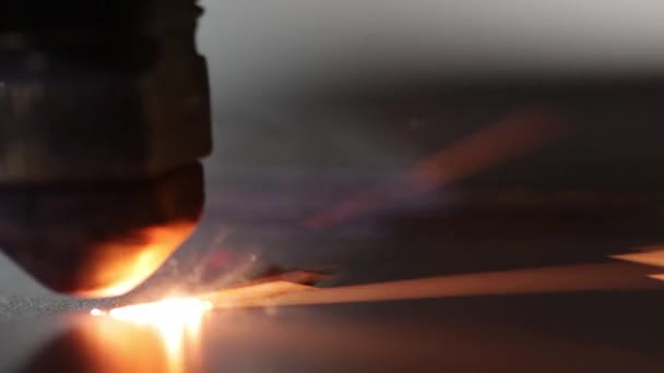 Крупним Планом Вигляд Машини Лазерного Різання Чпу Гравірування Металевого Листа — стокове відео