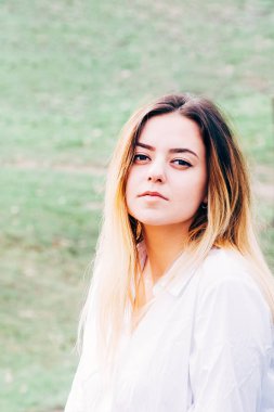 Beyaz gömlekli bir genç ve güzel uzun saçlı kız