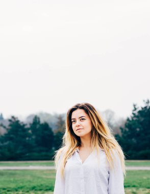 beyaz gömlek, bir parkta bir genç ve güzel uzun saçlı kız