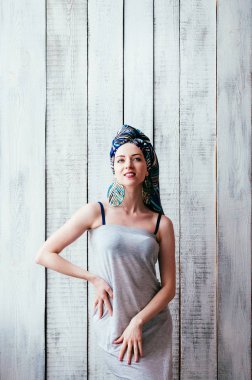 gri elbise ve bir Afrika mann içinde mavi başörtüsü güzel kadın