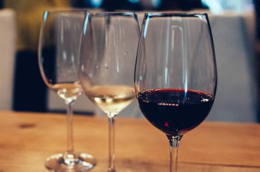 Tadına bakmak için şaraplı bardaklar