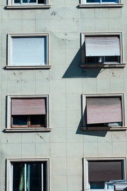 Eski binanın ön cephesinde ahşap panjurlu pencereler