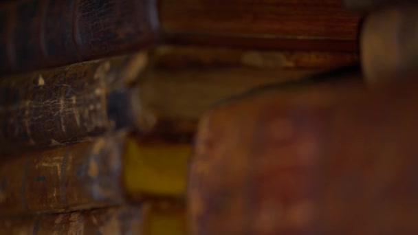 Закрыть Движение Тележки Старинным Старинным Книгам Расположенным Ряд Полке Темной — стоковое видео