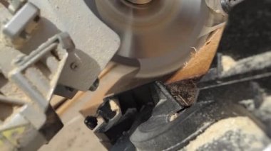 Tahtayı kesen bir testere ile doli hareketini kapat. Yeni bir evde ahşap işçiliği