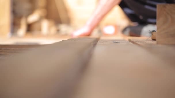 卡彭特建造了一座新房子 在地板上的木板上选择性地进行聚焦运动 模糊的背景 — 图库视频影像